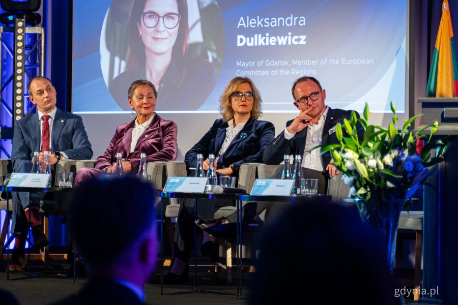 Na zdjęciu, od lewej: Mantas Jurgutis, Krystyna Danilecka-Wojewódzka, Magdalena Adamowicz, Marcin Skwierawski. Konferencja generalna Związku Miast Bałtyckich w Słupsku, 5 listopada (fot. Kamil Złoch)