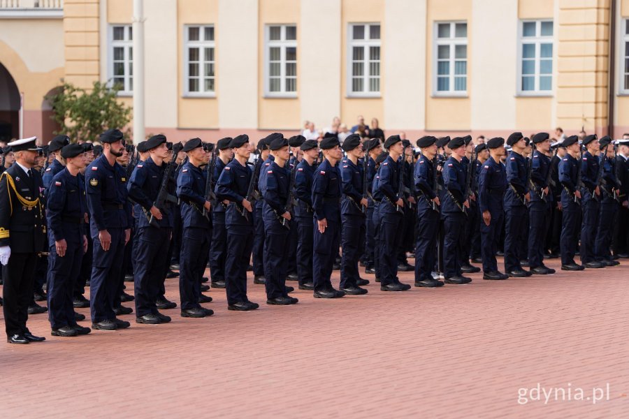 Podchorążowie Akademii Marynarki Wojennej podczas uroczystej przysięgi wojskowej 