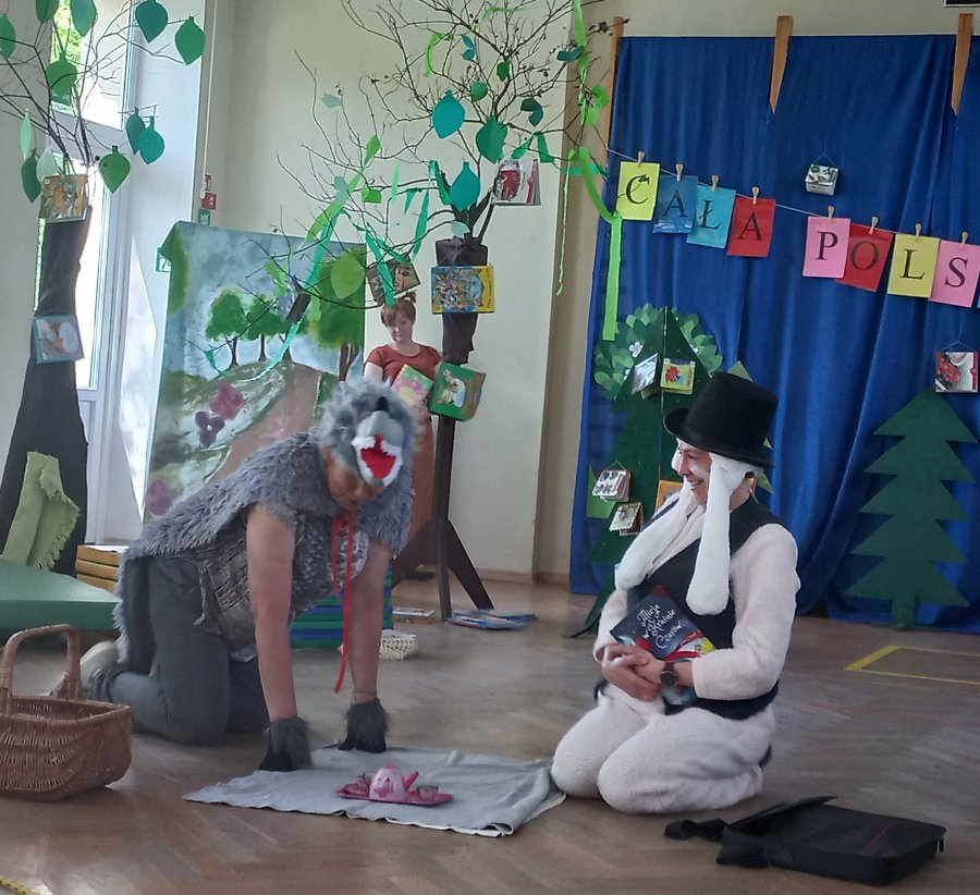 Nauczyciele w bajkowych charakteryzacjach