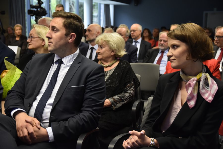 Uroczystość zakończenia misji konsularnej Michała Rzeszewicza - na zdjęciu Katarzyna Gruszecka-Spychała, wiceprezydent Gdyni ds. gospodarki i Piotr Borawski, wiecprezydent Gdańska // fot. Sławomir Okoń
