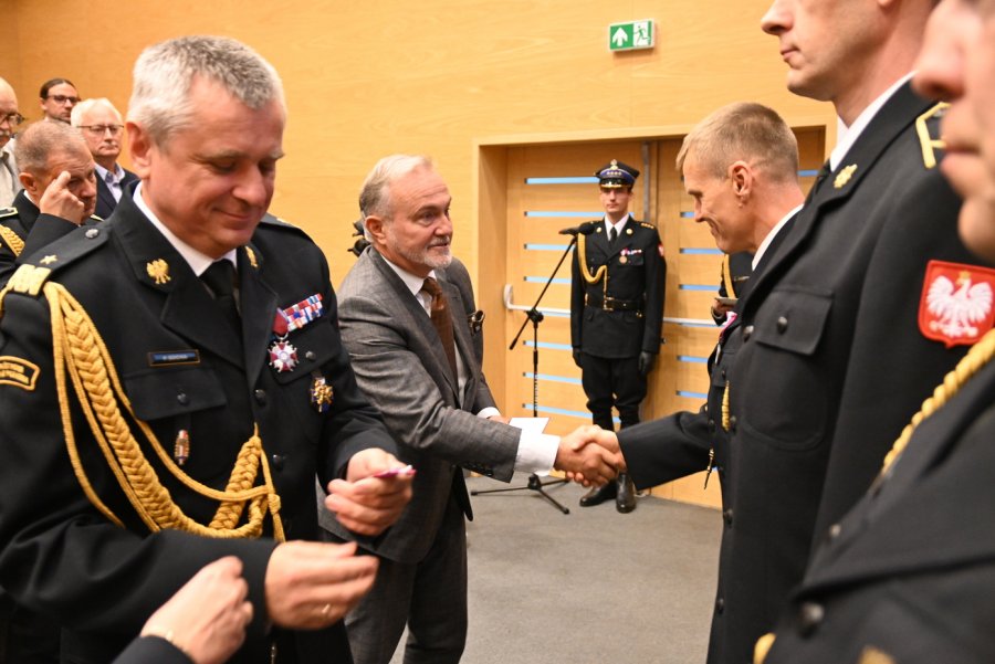 Wręczenie medali wyróżniającym się strażakom. Na zdj. m.in. Wojciech Szczurek, Prezydent Miasta Gdyni i Nadbrygadier Piotr  Socha, Pomorski Komendant Wojewódzki PSP. Fot. Zygmunt Gołąb 
