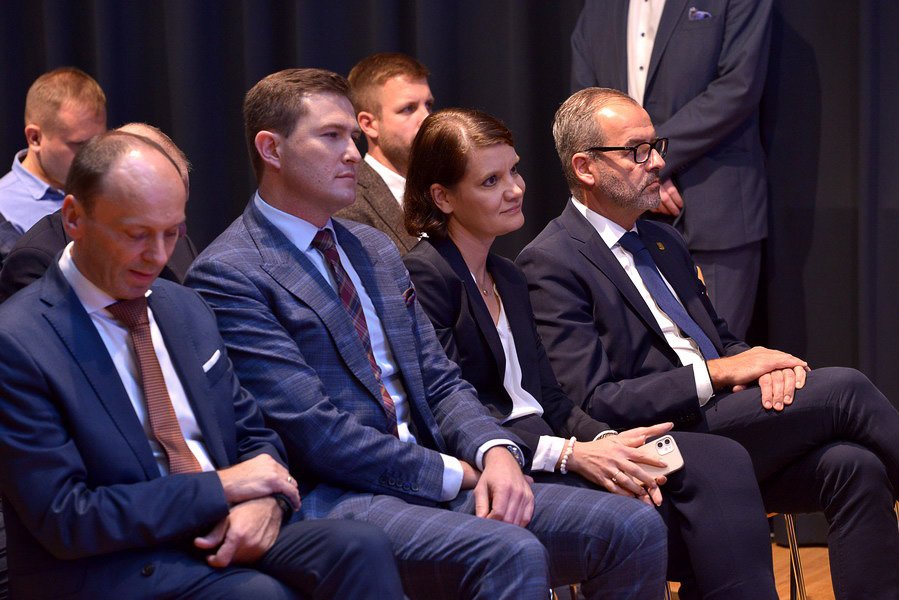 W Konwencie Gospodarczym Uczelni Fahrenheita wzięli udział m.in. wiceprezydent Gdyni Katarzyna Gruszecka-Spychała (druga od prawej) i Piotr Grzelak - zastępca prezydent Gdańska ds. zrównoważonego rozwoju i inwestycji (trzeci od prawej) // fot. Krzysztof Krzempek/Politechnika Gdańska