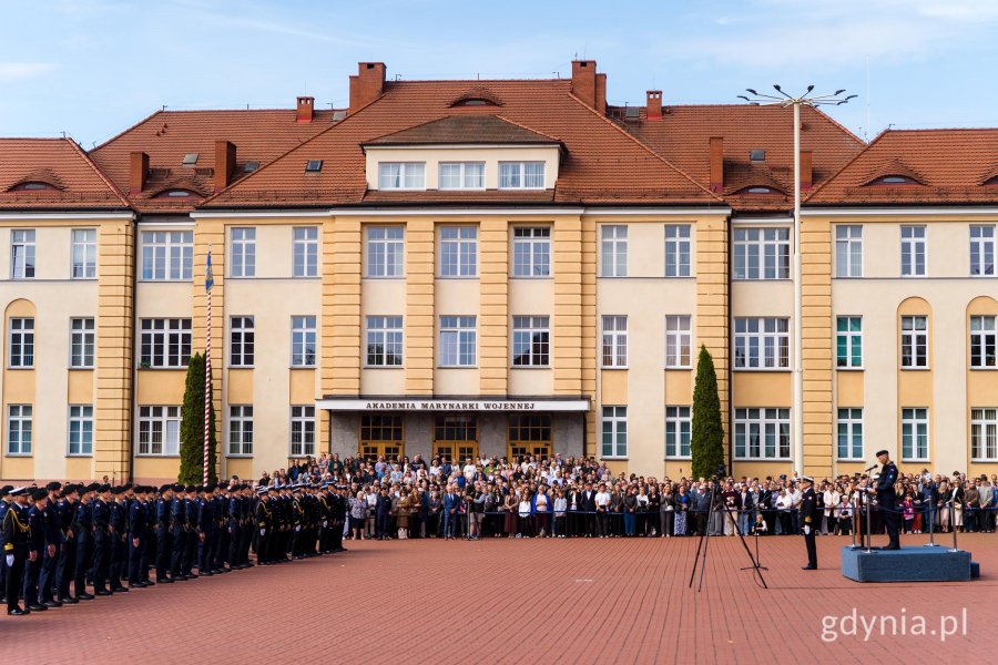 Uroczysta przysięga wojskowa podchorążych Akademii Marynarki Wojennej odbyła się na placu apelowym uczelni 