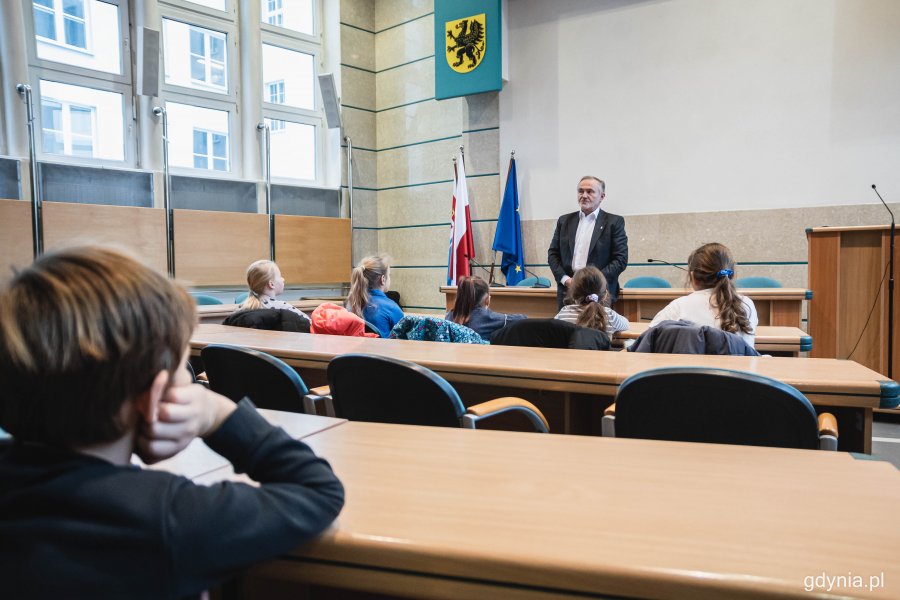 Dzieci ze Szkoły Podstawowej nr 35 na Witominie spotkały się z prezydentem Gdyni, Wojciechem Szczurkiem, który odpowiedział na ich pytania, fot. Kamil Złoch