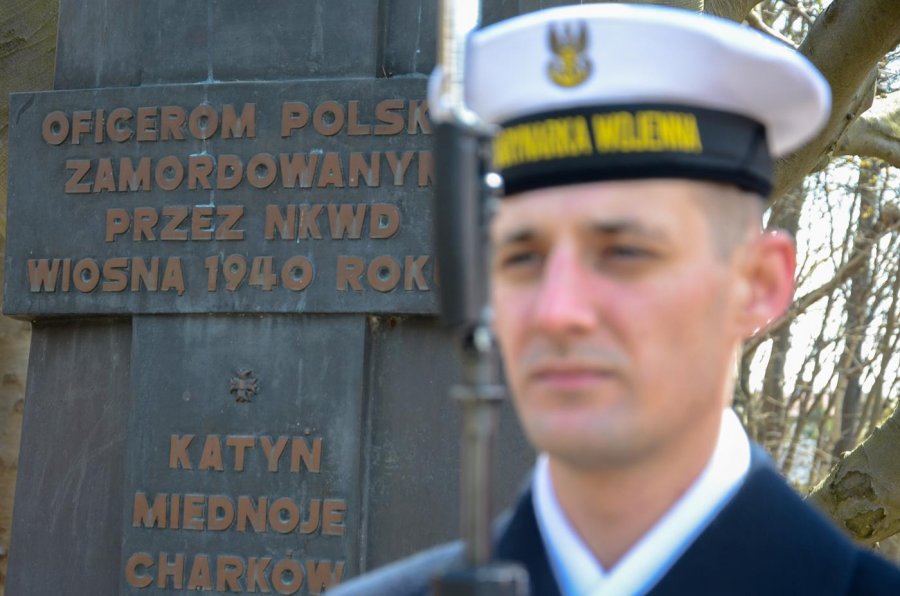 Na Cmentarzu Obrońców Wybrzeża w Gdyni Redłowie znajduje się Pomnik Katyński poświęcony „Oficerom polskim zamordowanym przez NKWD wiosną 1940 roku” (zdjęcie archiwalne z 2019 r., fot. kmdr ppor. Radosław Pioch)
