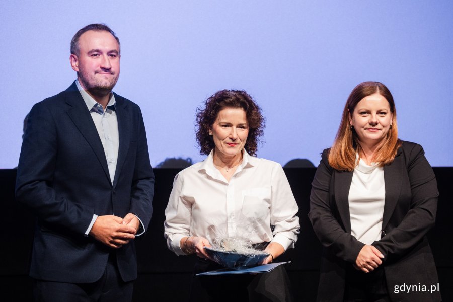 Anna Duszyńska, laureatka Nagrody Prezydent Miasta Gdyni dla pracowników ochrony zdrowia, wraz z prezydent Gdyni Aleksandrą Kosiorek i wiceprezydentem Tomaszem Augustyniakiem