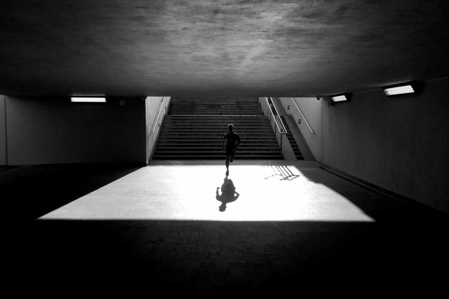  Pogodne Podziemia Gdynia, lipiec 2016 IPhone 6 Plus Wyróżnienie Mobile Photography Awards 2016 w kategorii Zarys postaci (Silhouettes); także w galeriach IPhone Photography School (Zdjęcie tygodnia), IgersGdansk, ShooterMag Poland, fot. Dariusz Sobiecki 