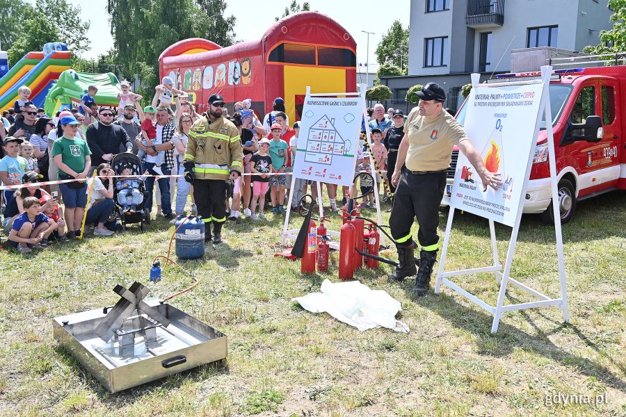 Strażacy z OSP Gdynia Wiczlino pokazują plansze edukacyjne dotyczące ognia