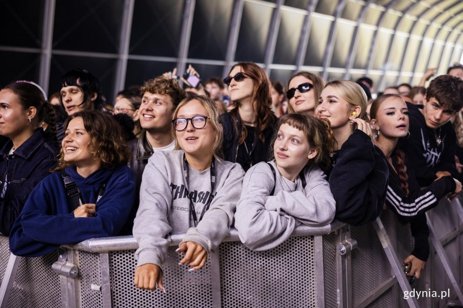 Uczestnicy festiwalu zgromadzeni przed jedną ze scen