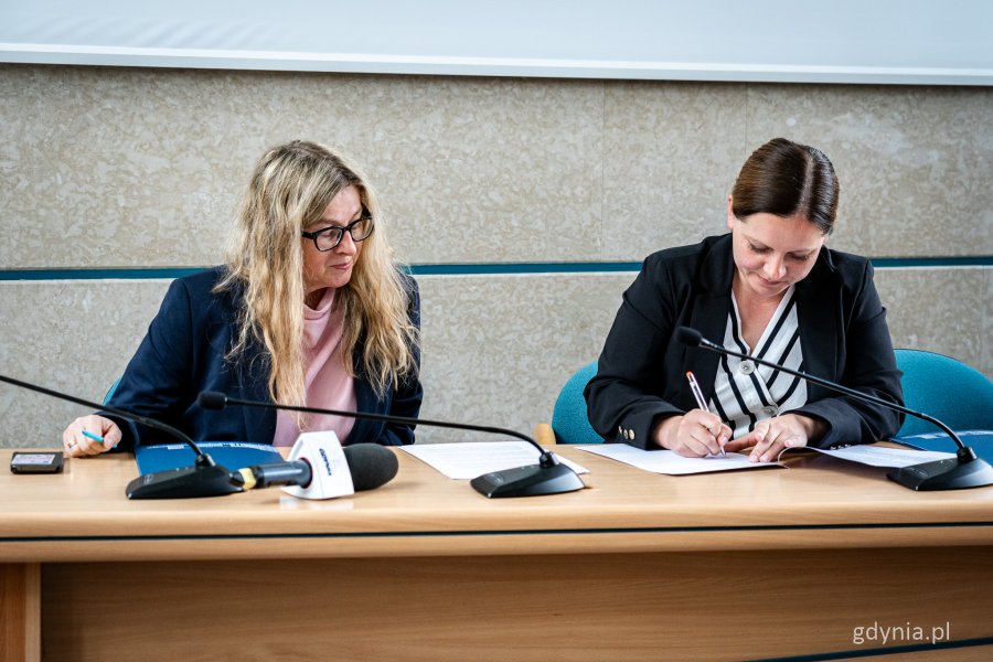 Prezydent Gdyni Aleksandra Kosiorek (z prawej) podpisująca umowy z mieszkańcami (fot. Kamil Złoch)