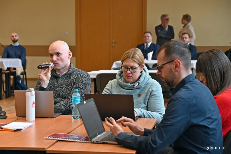 Uczestnicy warsztat&oacute;w dotyczących tworzenia Strategii Rozwoju Polskiego Sportu 2040 zgromadzeni a Auli Zygmunta Augusta Akademii Marynarki Wojennej w Gdyni