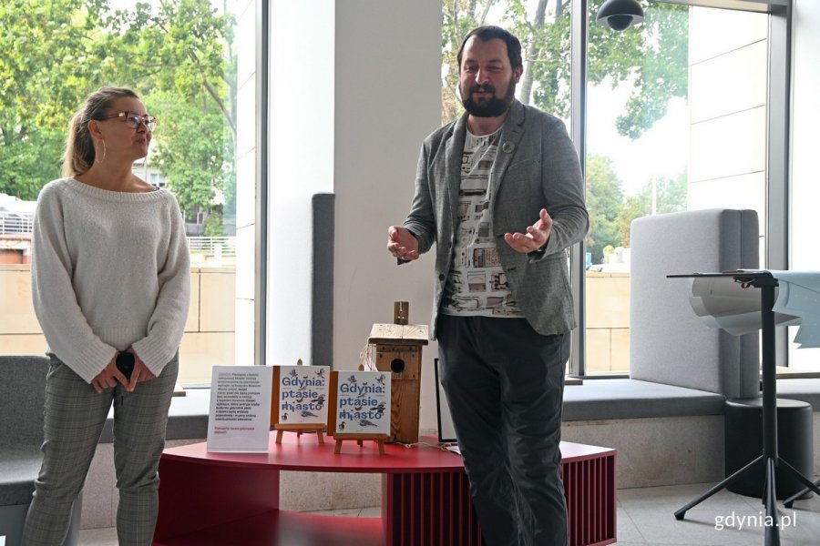 Od lewej: Dorota Marszałek-Jalowska - zastępczyni naczelnika Wydziału Środowiska Urzędu Miasta Gdyni oraz Michał Miegoń - rzecznik prasowy Muzeum Miasta Gdyni otwierający finał akcji „Gdynia: ptasie miasto” 