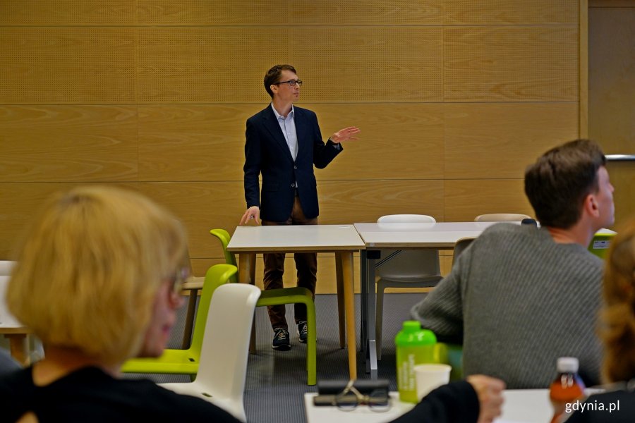 Rafał Gajewski z Projektów Miejskich podczas prowadzenia warsztatów strategicznych