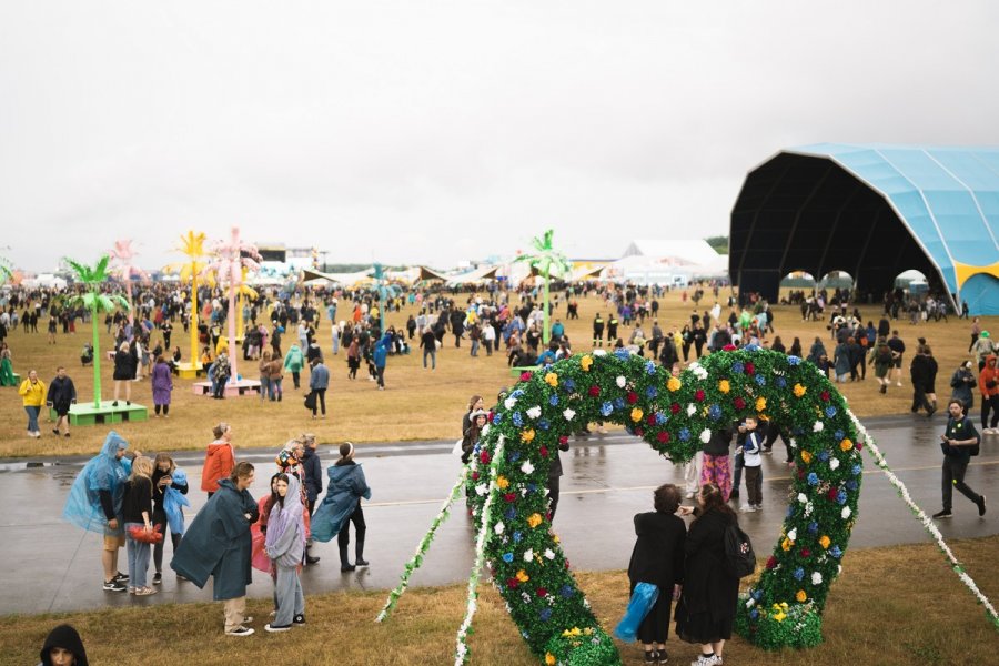 Uczestnicy Open'era na terenie festiwalu // fot. Magda Zaklika