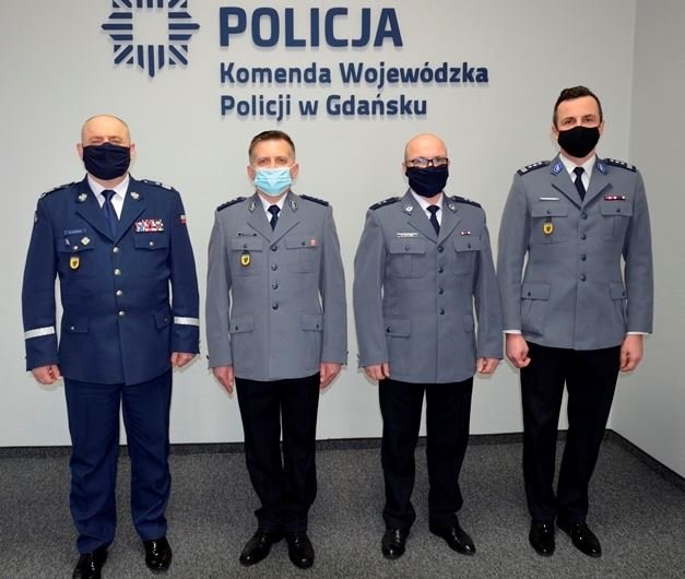 Od lewej: nadinsp. Andrzej Łapiński – Komendant Wojewódzki Policji w Gdańsku, nadkom. Grzegorz Piórkowski – pierwszy zastępca Komendanta Miejskiego Policji w Gdyni, podkom. Adam Nastały – zastępca Komendanta Miejskiego Policji w Gdyni oraz insp. Sławomir Pachura – Komendant Miejski Policji w Gdyni // fot. KMP w Gdyni