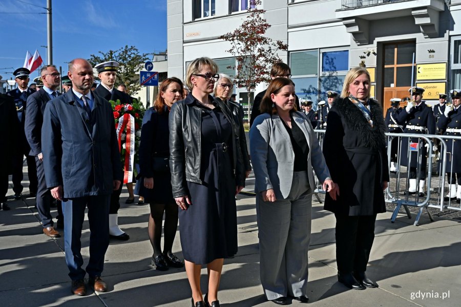 Delegacja gdyńskich samorządowc&oacute;w składająca kwiaty pod pomnikiem podczas uroczystości z okazji 87. rocznicy pierwszych wysiedleń Gdynian. W pierwszym rzędzie (od prawej): przewodnicząca Rady Miasta Gdyni Beata Zastawna, prezydent Gdyni Aleksandra Kosiorek i radna Gdyni Agnieszka Tokarska, W drugim rzędzie (od lewej): wiceprzewodniczący Rady Miasta Gdyni Ireneusz Trojanowicz oraz radne miasta Anna Szpajer i Joanna Zielińska 