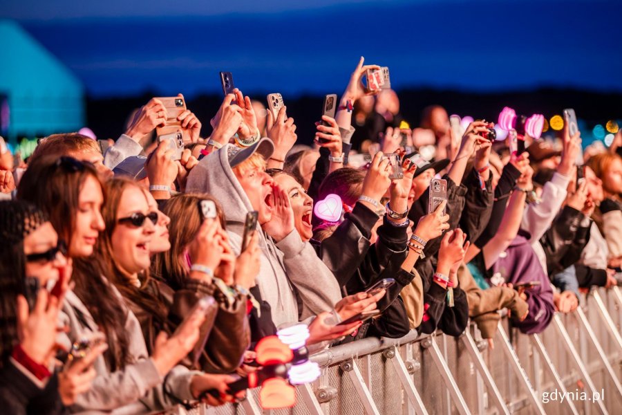 Uczestnicy festiwalu zgromadzeni pod sceną gł&oacute;wną podczas koncertu Jennie 