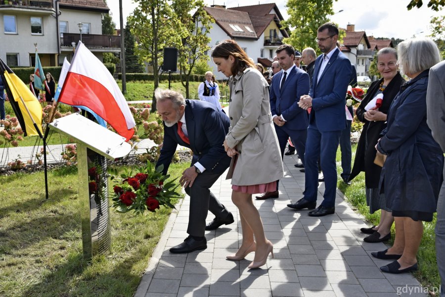 Uroczystość w parku Franciszka Ornassa w Wielkim Kacku. Na zdj. (od lewej): prezydent Wojciech Szczurek, radni Gdyni: Anna Szpajer, Sebastian Jędzrzejewski i Lechosław Dzierżak oraz rodzina Franciszka Ornassa, fot. Paweł Kukla