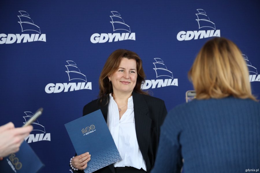 Karolina Klawitter z Gdyńskiej Rady Kultury pozuje na ściance z napisem Gdynia