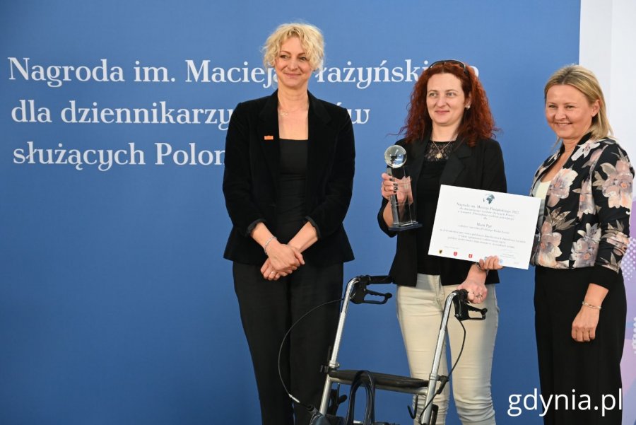 Na zdjęciu (od lewej): dyrektorka Muzeum Emigracji Karolina Grabowicz-Matyjas, laureatka Maria Pyż, pełnomocniczka prezydentki Sopotu ds. kontaktów z rządem i samorządem Beata Nawrocka (fot. Magdalena Starnawska)