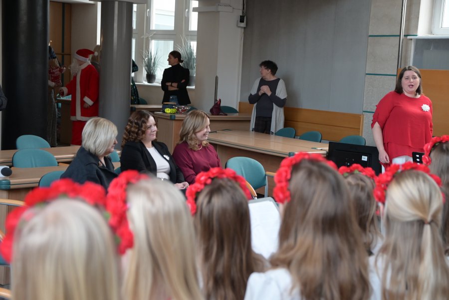 Uczniowie SP nr 13 zaśpiewali świateczne piosenki przed publicznością: prezydent Gdyni, Aleksandrą Kosiorek, wiceprezydent Gdyni Oktawią Gorzeńską