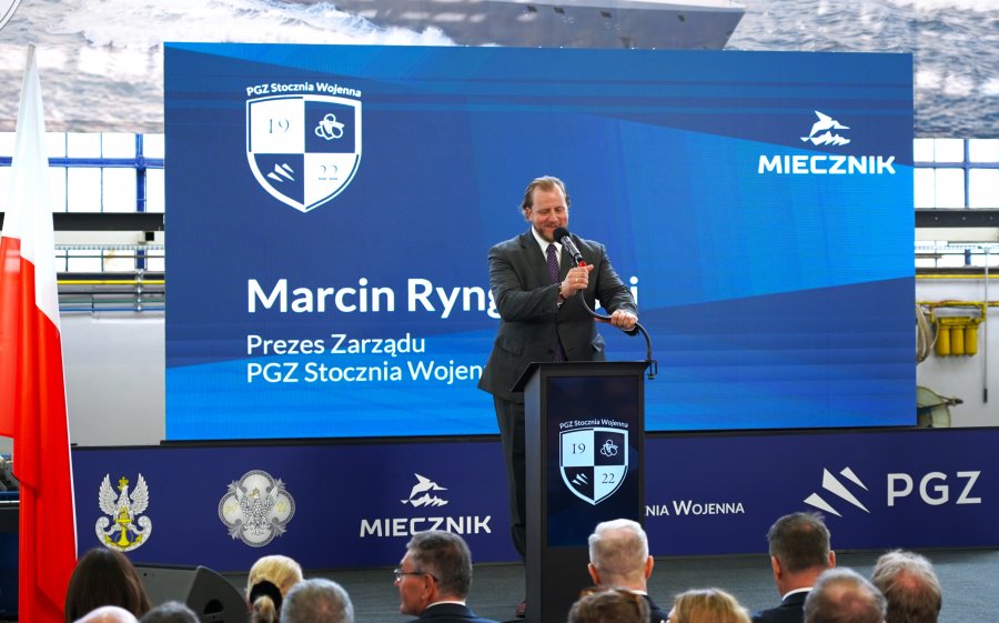 Mężczyzna w garniturze na scenie
