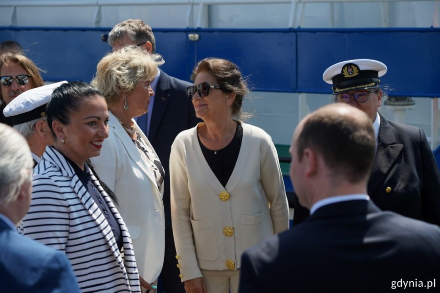 Na zdj. m.in: wnuczka Tadeusza Wendy Hanna Wenda-Uszyńska, radna miasta Teresa Bysewska, Beata Koniarska z Sejmiku Województwa Pomorskiego i dyrektor Urzędu Morskiego w Gdyni Anna Stelmaszyk-Świerczyńska