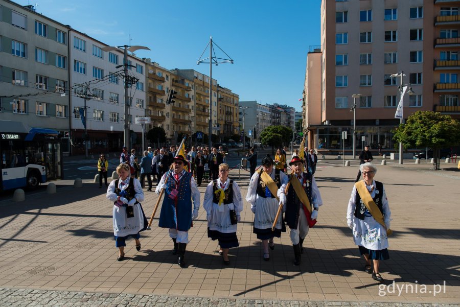 Kaszubi składają kwiaty pod pomnikiem Antoniego Abrahama