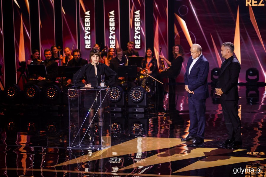 Sebastian Pańczyk odbierający nagrodę. Gala wręczenia nagród 50. Festiwalu Polskich Filmów Fabularnych w Gdyni w Teatrze Muzycznym (fot. Karol Stańczak)