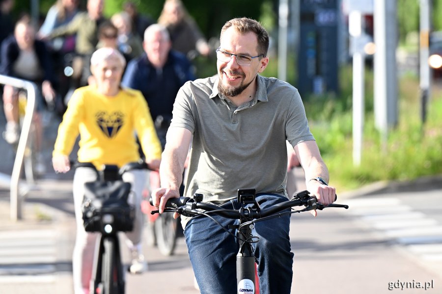 Paweł Kimel, koordynator gdyńskiej części projektu BATS z Referatu Zrównoważonej Mobilności, podczas przejazdu rowerowego po Gdyni w ramach BATS 