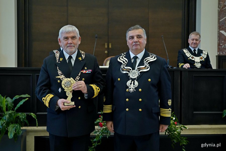 Prof. dr hab. inż. kpt. ż. w. Adam Weintrit, rektor Uniwersytetu Morskiego, wraz z kadm. prof. dr hab. Tomaszem Szubrychtem – rektorem-komendantem Akademii Marynarki Wojennej w Gdyni, który otrzymał medal „Zasłużony dla Uniwersytetu Morskiego”