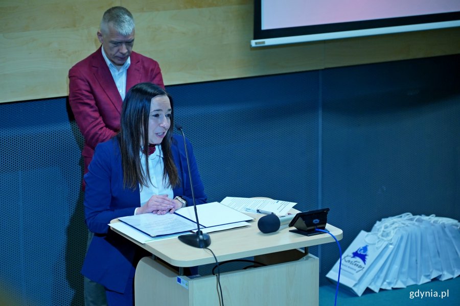 Iwona Piastowska, sekretarz miasta Wejherowa, przemawiająca podczas gali honorującej dawc&oacute;w krwi z regionu