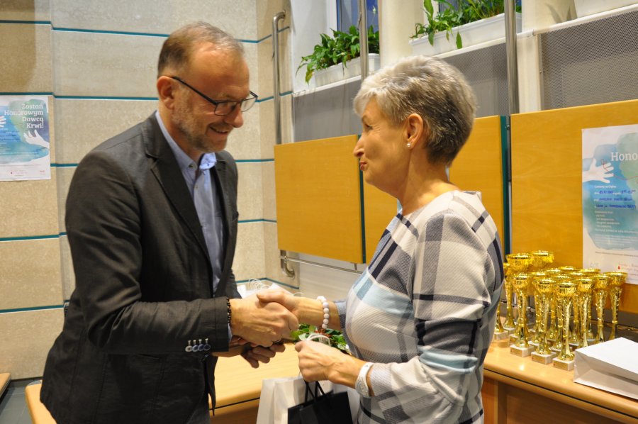W urzędowym ambulansie krew oddaje m.in. Wiceprezydent Gdyni Michał Guć / fot. Dorota Nelke