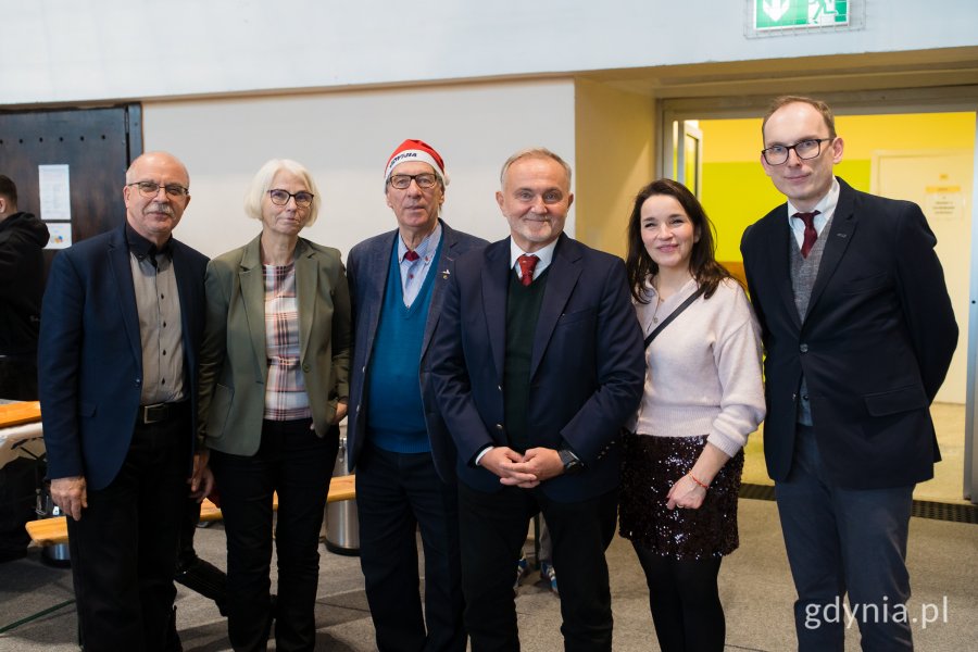  Od prawej: wiceprzewodniczący Rady Miasta Gdyni Jakub Ubych, radna miasta Anna Szpajer, były prezydent Wojciech Szczurek, były radny Zenon Roda oraz radna miasta Joanna Zielińska z mężem podczas tradycyjnej gdyńskiej wigilii 