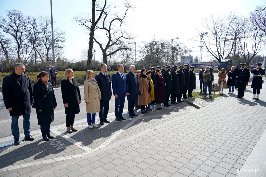 Uczestnicy uroczystości z okazji Dnia Pamięci Ofiar Zbrodni Katyńskiej zgromadzeni na ul. Waszyngtona pod tablicą Marynarzy Polskich Zamordowanych na Wschodzie 