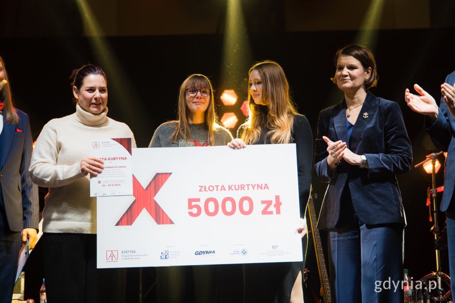 Gala finałowa X edycji Przeglądu Teatrów Amatorskich „Kurtyna” w gdyńskim Małym Kacku. Na scenie m.in. laureaci z Teatru Pierwsze Kroki i Katarzyna Gruszecka-Spychała (fot. Paweł Budziński)