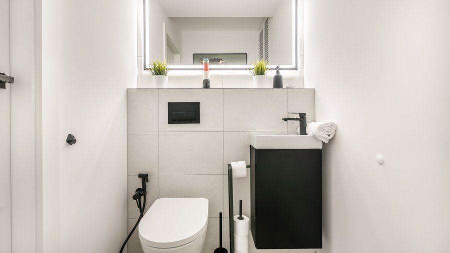 Gdynia Centrum - Transatlantyk lux, widok na jedną z łazienek