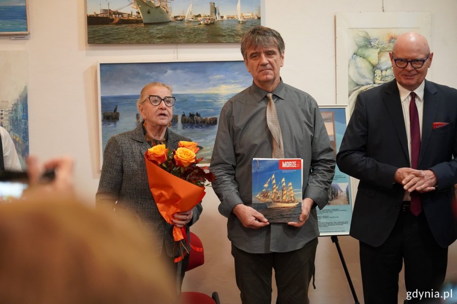 Na zdjęciu (od lewej): posłanka Henryka Krzywonos-Strycharska, Wojciech Pasko-Porys ze Stowarzyszenie Marynistów Polskich i Wojciech Kodłubański na wystawie