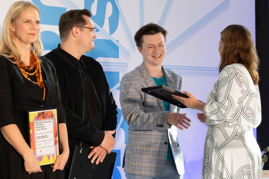 Nominowany w kategorii „Debiut artystyczny” Jan Rutka, laureatka Olga Krasoń i prezydent Gdyni Aleksandra Kosiorek