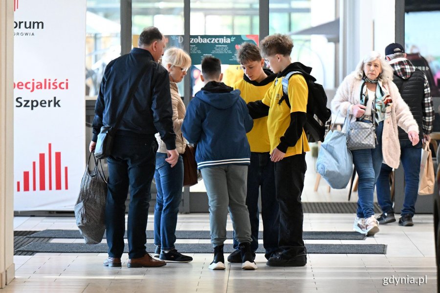 Młodzi ludzie w ż&oacute;łtych koszulkach zbierają pieniądze