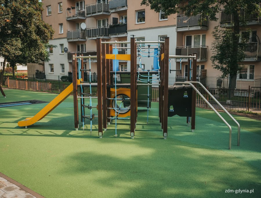 Zmodernizowany plac zabaw przy SP 33 w Gdyni