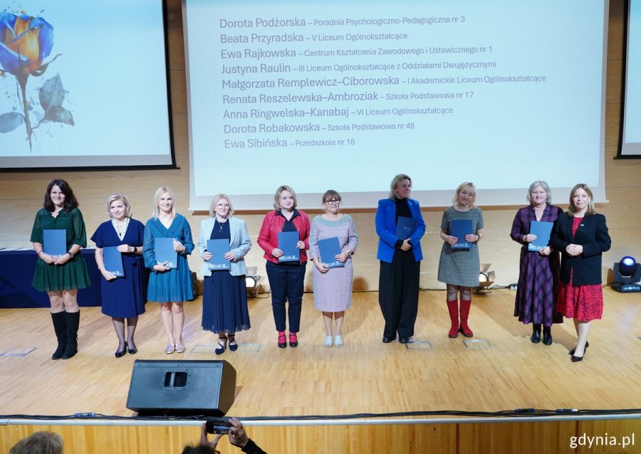 Nagrodzeni i wyróżnieni w towarzystwie wiceprezydentki Oktawii Gorzeńskiej
