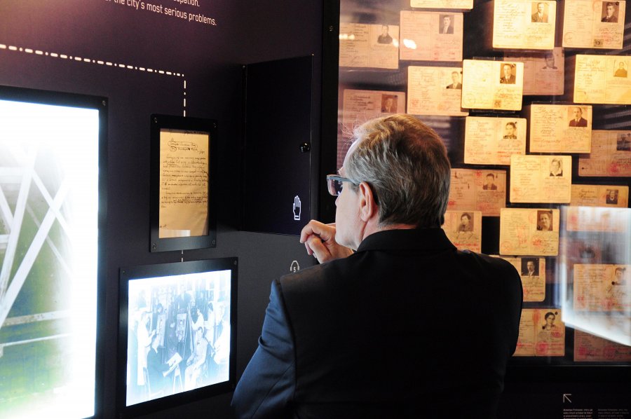 Wicepremier, Minister Kultury i Dziedzictwa Narodowego prof. Piotr Gliński ogląda wystawę stałą w Muzeum Miasta Gdyni, fot. Michał Kowalski