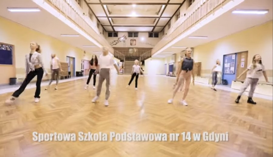 Dziewczynki w pozach tanecznych na sali gimnastycznej ZSSO w Gdyni // fot. ZSSO w Gdyni