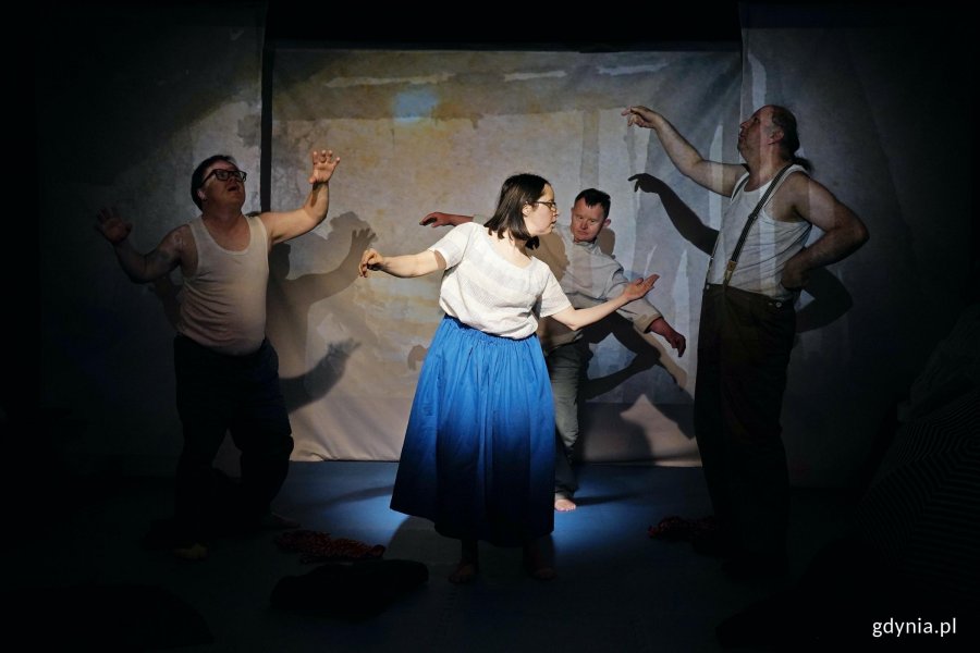 Zdjęcie z pr&oacute;by spektaklu &bdquo;Miasto moje '26&rdquo; Teatru Biuro Rzeczy Osobistych. Aktorzy w scenie zbiorowej 