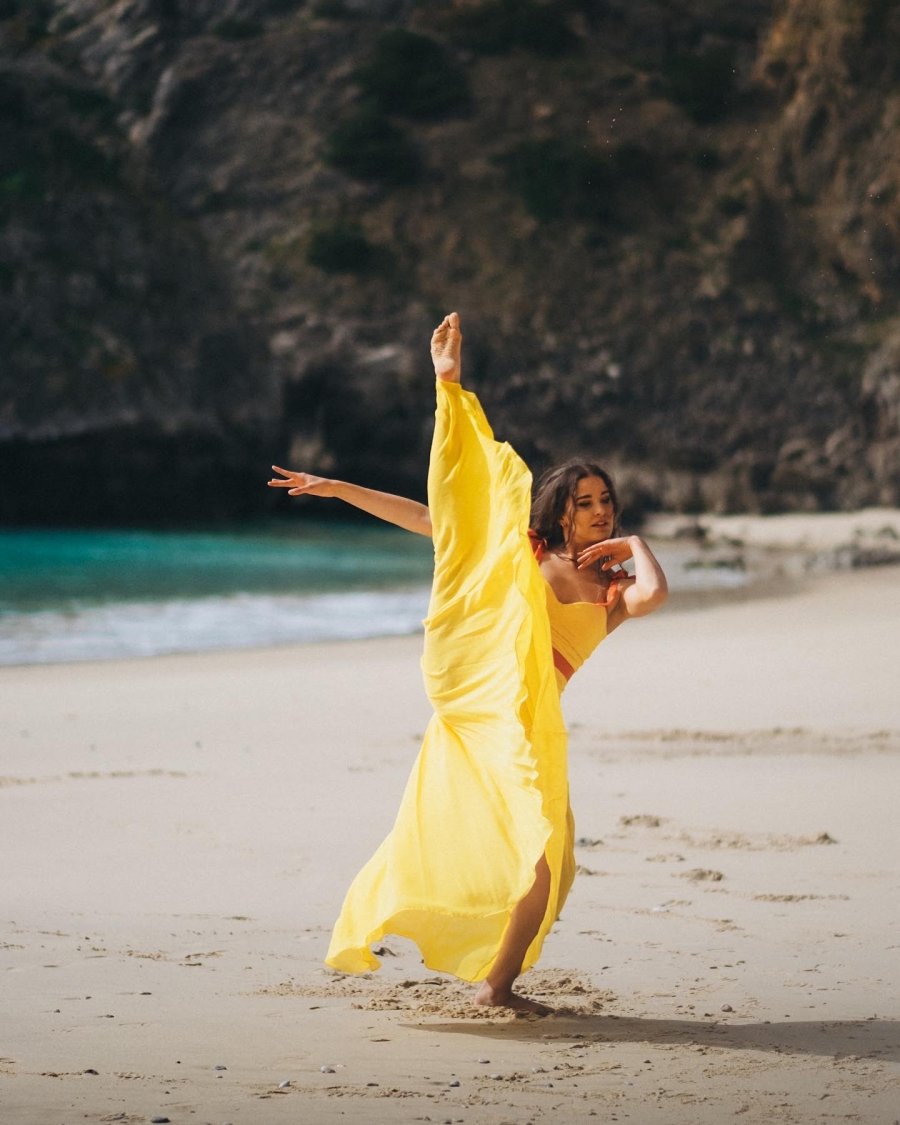 Na zdj. Monika Kozłowska tańczy na plaży
