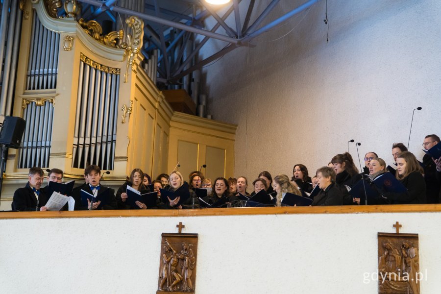 Eucharystię uświetnił występ Akademickiego Ch&oacute;ru Uniwersytetu Morskiego w Gdyni