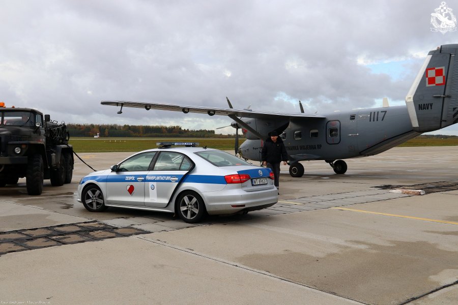 Akcja transportu serca do przeszczepu na lotnisku w Babich Dołach, fot. kmdr ppor. Marcin Braszak / www.blmw.wp.mil.pl
