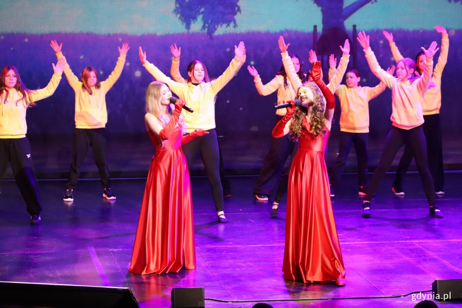 Koncert „Sekrety Zimowego Wiatru” w wykonaniu młodzieży z gdyńskiego MDK'u na scenie Teatru Muzycznego w Gdyni (fot. Katarzyna Balcerzak)