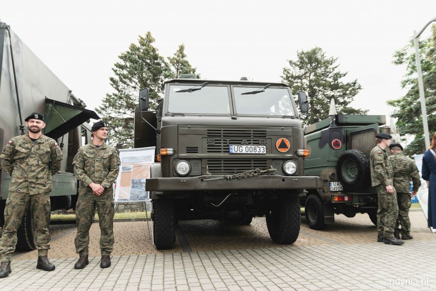 Ciężarówki wojskowe i stojący obok nich żołnierze na pikniku z okazji 20. rocznicy utworzenia COM - DKM // fot. Kamil Złoch